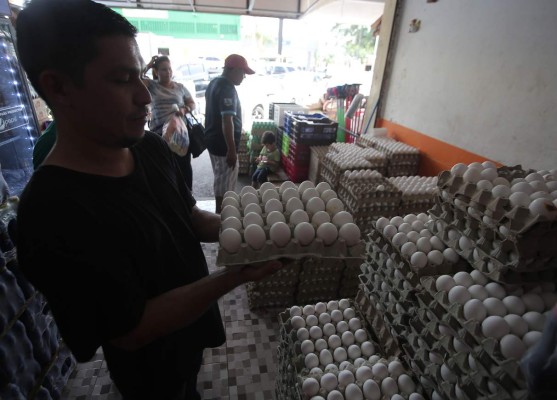 Cartón de huevos sube L5 en mercados