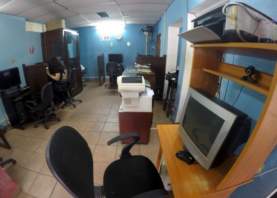 Sastrerías, talabarterías y los cibercafés, negocios en declive