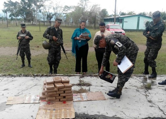 Queman droga decomisada en el baúl de un Lexus