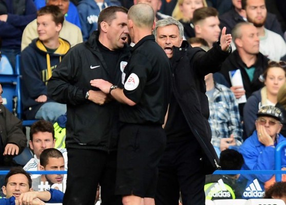 Mourinho, multado por 'felicitar' al árbitro