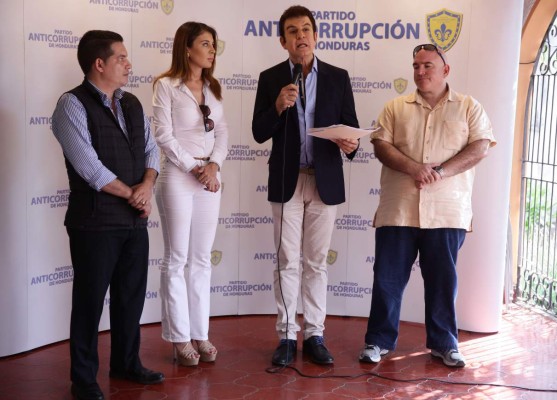 Salvador Nasralla presenta a su equipo de voceros