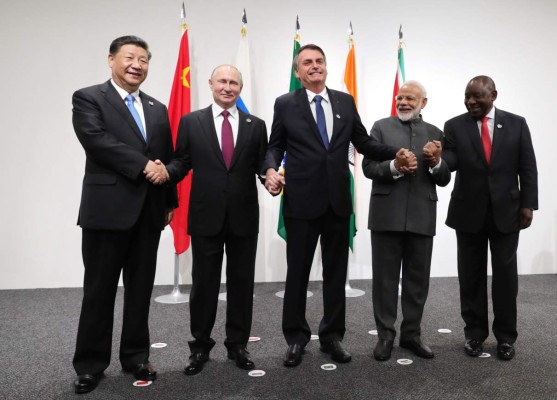 TOPSHOT - (From left) Chinese President Xi Jinping, Russian President Vladimir Putin, Brazilian President Jair Bolsonaro, India's Prime Minister Narendra Modi and South African President Cyril Ramaphosa shake hands as they pose during a BRICS summit meeting at the G20 summit in Osaka on June 28, 2019. (Photo by Mikhail KLIMENTYEV / AFP)