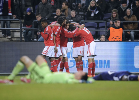 Benfica supera en el final al Anderlecht y sigue en la lucha