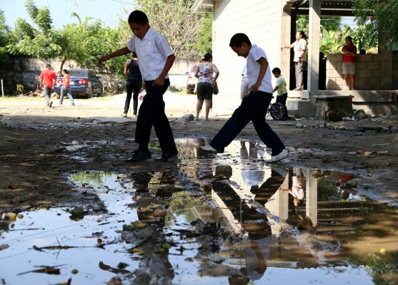 Escuelas sampedranas subsisten por apoyo económico de padres de familia