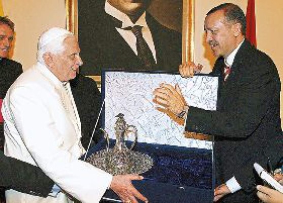 Papa busca calmar tensiones