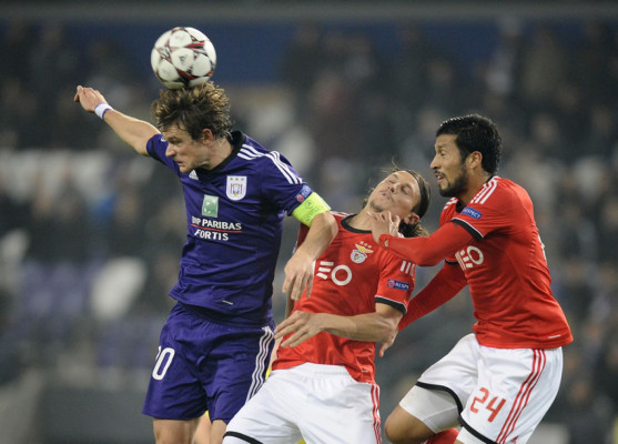 Benfica supera en el final al Anderlecht y sigue en la lucha