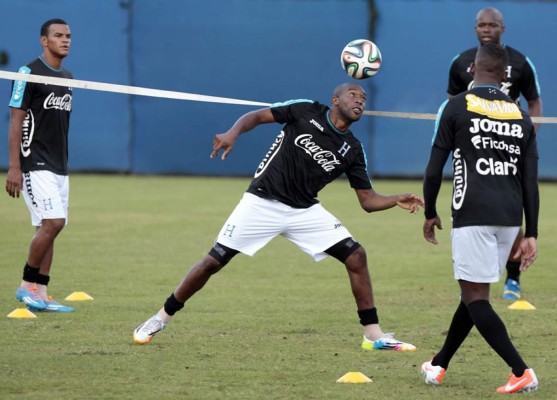 Selección de Honduras se divierte practicando fútbol-tenis