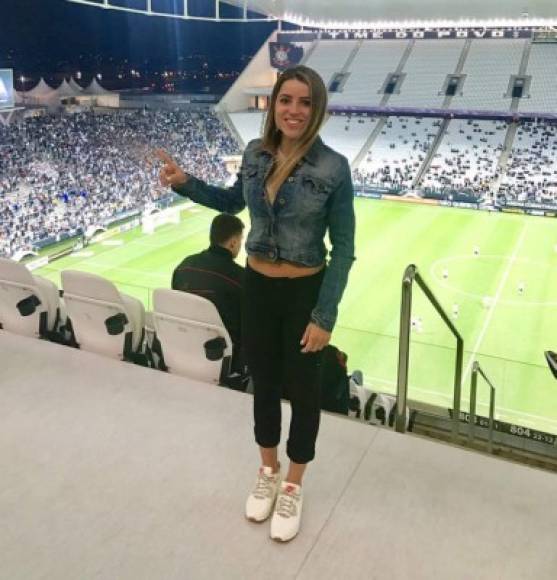 La nueva novia de Neymar también es aficionada al Corinthians de Brasil.