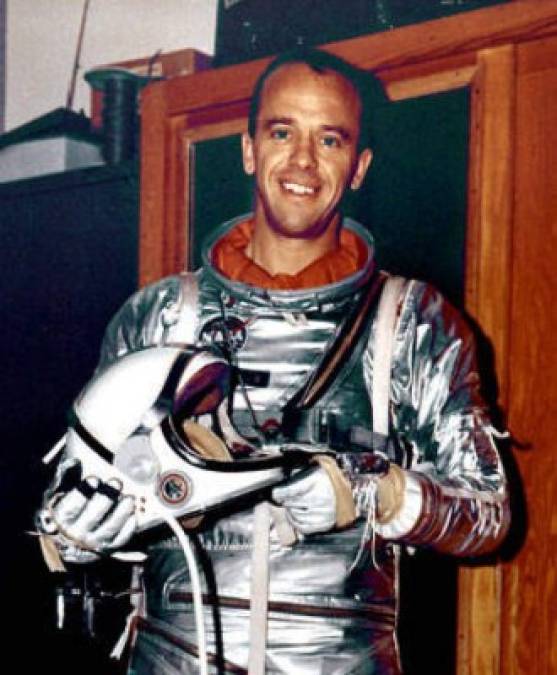 Veintitrés días después le llegó el turno a los estadounidenses. Alan Shepard efectuó un 'salto de pulga' de 15 minutos al espacio.