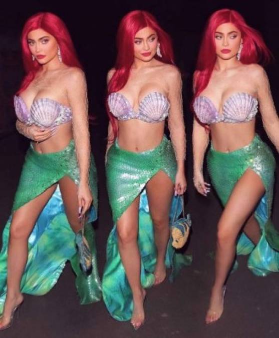 La hermana de Kim Kardashian no ha pasado por alto ningún detalle: además de la obligada peluca pelirroja, también ha utilizado unas lentes de contacto de color azul y ha encontrado un bolso-joya en forma de pez idéntico a Flounder, el compañero de aventuras de Ariel.<br/>