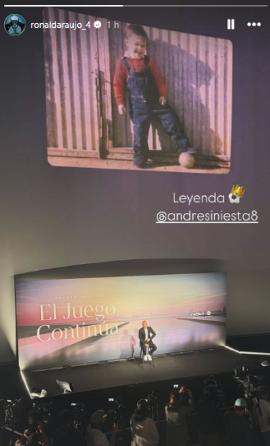 Ronald Araujo, que se recupera de una lesión, también estuvo en la despedida de Iniesta. “Leyenda”, publicó el defensor azulgrana.