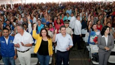 La pareja presidencial junto con hondureñas en el lanzamiento del programa.