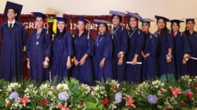 Los nuevos bachilleres de la Progreso International School lucieron la tradicional toga en la ceremonia.
