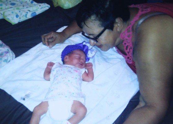 Sus manos han traído miles de vidas al mundo