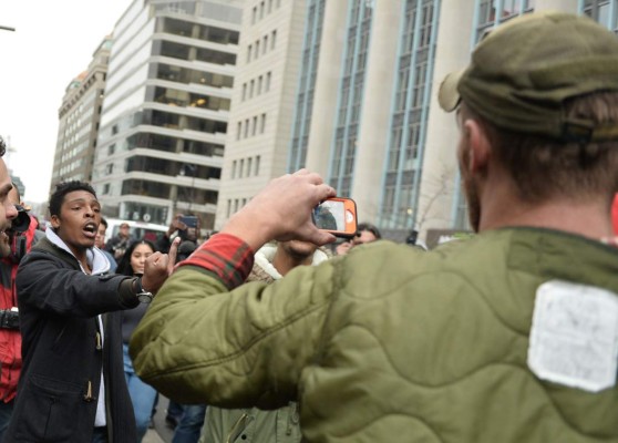 Los Trump presiden el desfile en su honor frente a la Casa Blanca