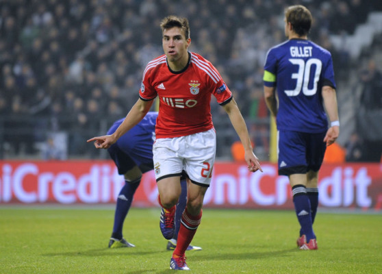 Benfica supera en el final al Anderlecht y sigue en la lucha