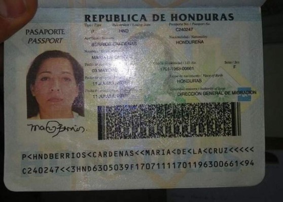 Pasaporte de María de la Cruz Berrios Cárdenas.