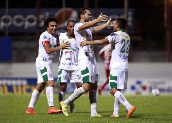 Platense ganó, gustó y goleó en otra gran noche de 'Rambo' de León
