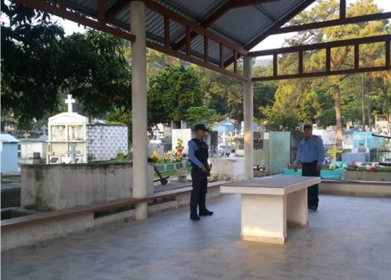 Policías garantizan seguridad en cementerios hoy 'Día de Difuntos'
