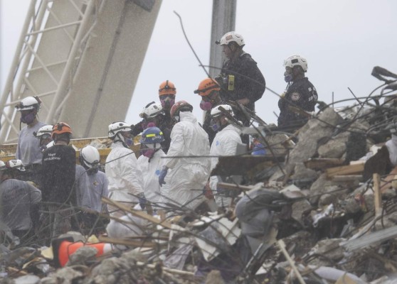 Recuperan cuerpos de dos niños y sube a 18 el número de muertos en Miami