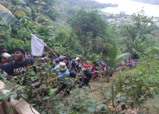 Caravana de migrantes cubanos cruza Panamá con destino a EEUU