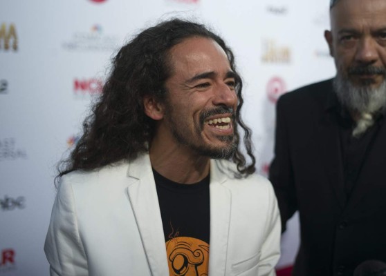 ALM14 - PASADENA (EE.UU.), 10/10/2014.- El vocalista de la banda mexicana Café Tacuba, Rubén Albarrán, asiste hoy, viernes 10 de octubre de 2014, a la ceremonia de entrega de los premios Alma en Pasadena, California (EE.UU.). Los premios, que cumplen 15 años de creados, promueven la inclusión y diversidad de hispanos en la industria del entretenimiento. ARMANDO ARORIZO