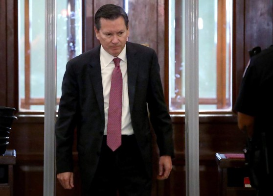 Explosivos mensajes de texto comprometen a Trump en investigación