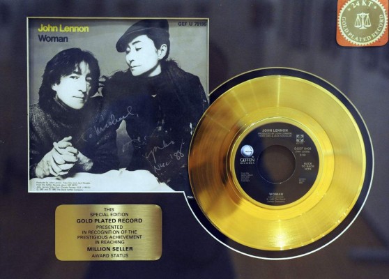 Ponen en venta el disco que John Lennon firmó a su asesino antes de morir