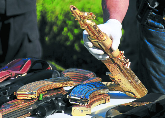 2. En Choloma, Policía decomisa arsenal que incluía un fusil AK-47 bañado en oro con diamantes.