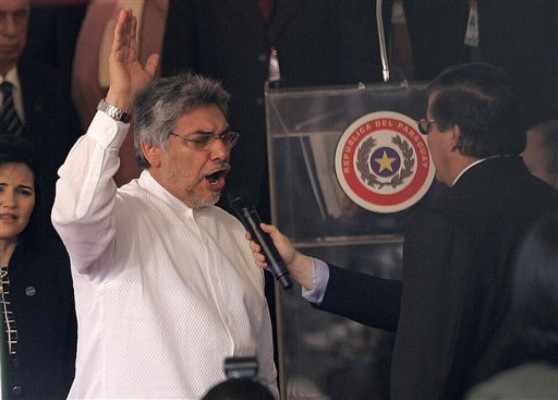 Fernando Lugo toma el mando en Paraguay