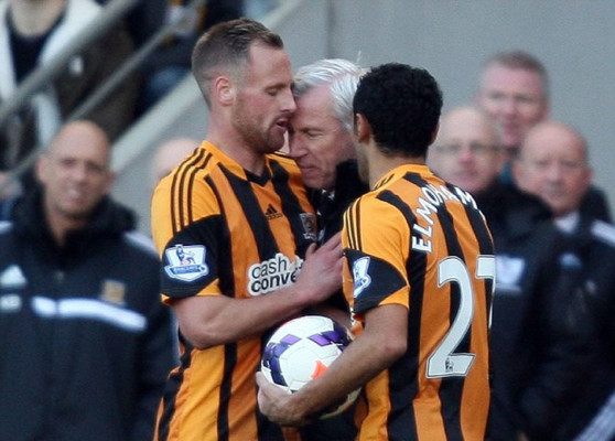 Técnico del Newcastle, expulsado y multado por cabezazo a jugador del Hull City