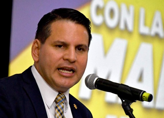 Costa Rican presidential candidate of the National Restoration party (PRN), Fabricio Alvarado, presents his government plan ahead of the upcoming national elections in San Jose, on March 28, 2018. Costa Ricans will go to the polls on April 01 to elect their next president, in a climate of uncertainty in which nearly half of the population remains undecided and the candidate with the most support in the polls is far from the minimum 40 percent needed to win in the second round. / AFP PHOTO / Ezequiel BECERRA