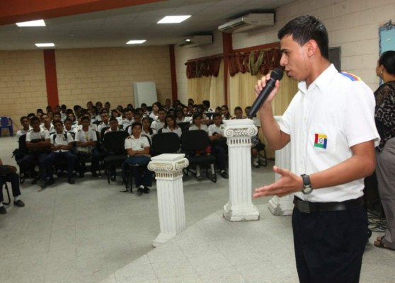 Ofrecen becas a oradores de colegios oficiales de Honduras
