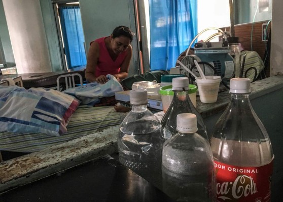 Entre cucarachas y moscas, así reciben la comida en los hospitales en Venezuela