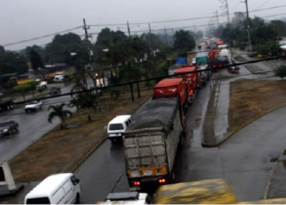 Lluvia refresca pero genera caos vehicular en San Pedro Sula
