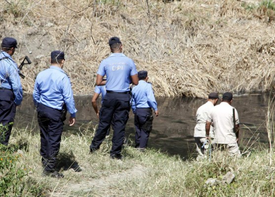 Hallan ultimado a hombre en canal de aguas negras cercano al aeropuerto