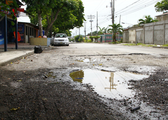 Insuficiente lo que asigna alcaldía para reparar vías