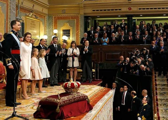 Felipe VI habla de 'una monarquía renovada' para una época nueva