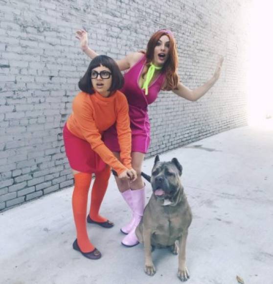 Lele Pons caracterizada como Daphne Blake de Scooby Doo, y acompañada de la canadiense Inanna Sarkis, disfrazada de Vilma Dinkley, protagonizaron una parodia con la pegajosa canción que se viralizó rápidamente en redes sociales.