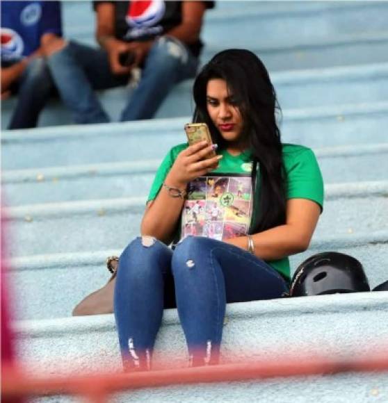 La novia de Woodrow West, Saudy Ramos, en las gradas del estadio del Juticalpa viendo al portero beliceño contra el Motagua.