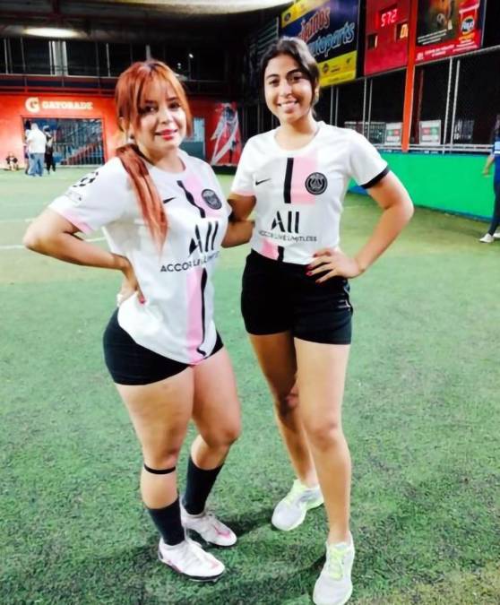 A Dueñas le gusta jugar futbolito rápido con sus amigas en sus tiempos libres.