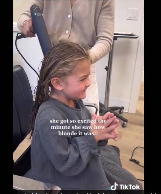 Influencer permite que su hija de 5 años se decolore el pelo y le llueven críticas
