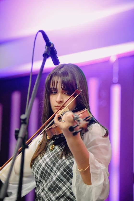 Gracias a la versatilidad del violinista, le permite asumir varios roles, desde ofrecer melodías altísimas hasta brindar acompañamiento rítmico.