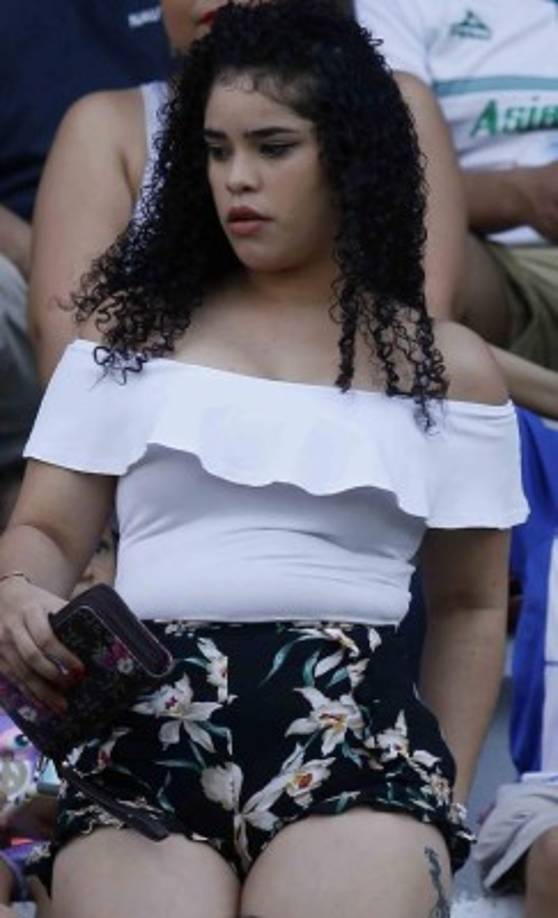 Esta bella jovencita fue otra de las chicas que adornó con su belleza el duelo Platense vs Motagua.