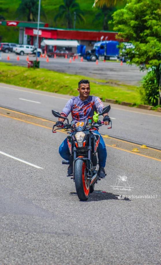 “Qué pesar como murió el joven policía. Da mucho pesar”, lemantó uno de sus amigos.