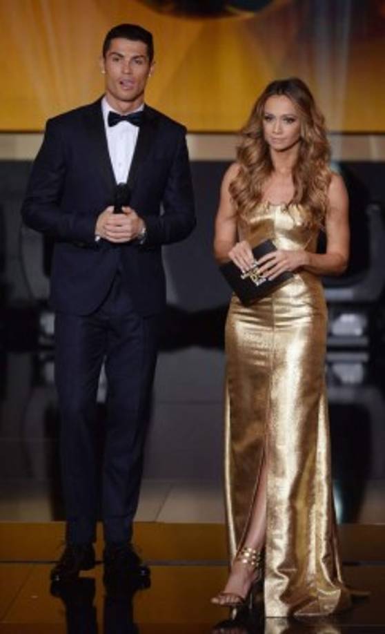 Durante la ceremonia del Balón de Oro 2014, Kate Abdo deslumbró con su vestido dorado y con su sonrisa. Aquí junto a Cristiano Ronaldo.