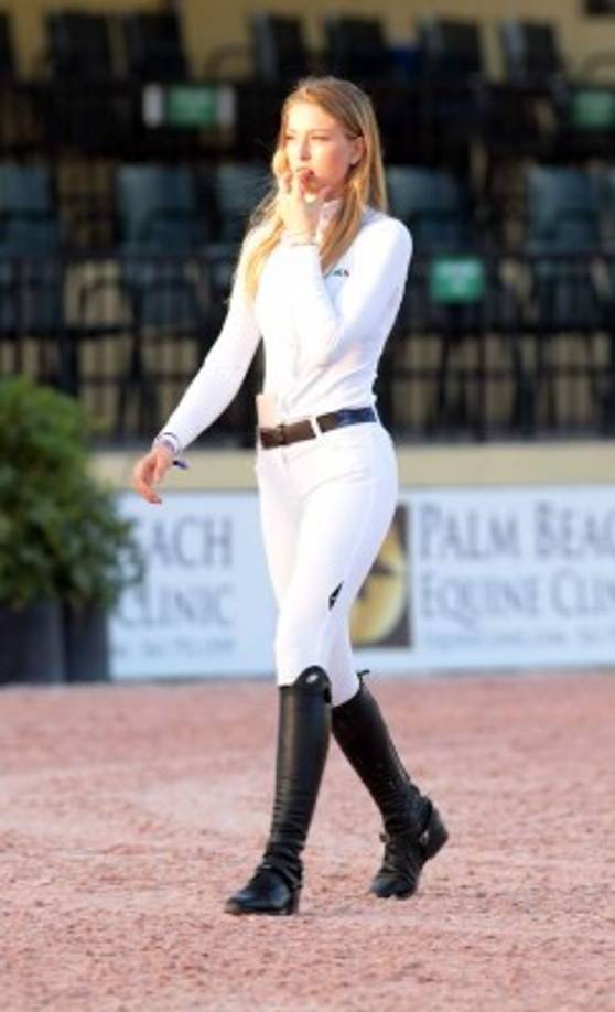 Walter Isaacson, Biógrafo de Jobs, afirmó que el fundador de Apple auguraba que Eve presidiría la empresa algún día, por lo que pidió a Laurene que siguiera sus pasos en la escuela de negocios de Stanford.