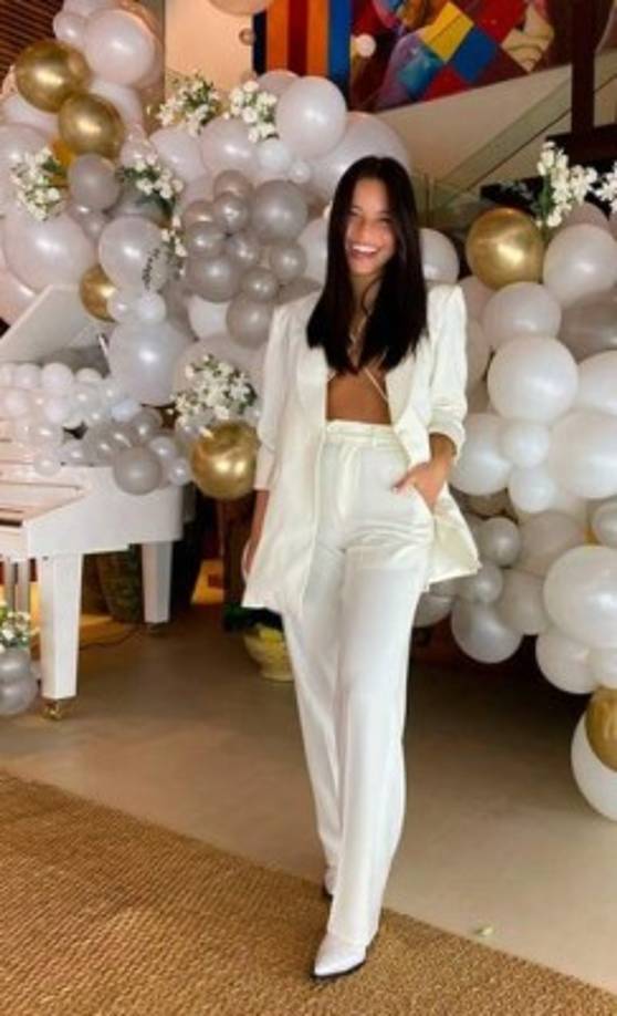 María Emilia Mernes Rueda es el nombre de la cantante argentina de 24 años con la que Neymar compartió en la polémica fiesta que el jugador del PSG organizó en su mansión en Brasil para pasar las festividades de fin de año.