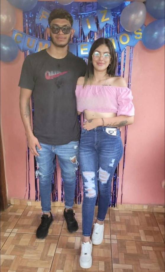 Sheyla se conducía con su hermano en una motocicleta y, por esquivar un bache, impactaron con otro motociclista. 