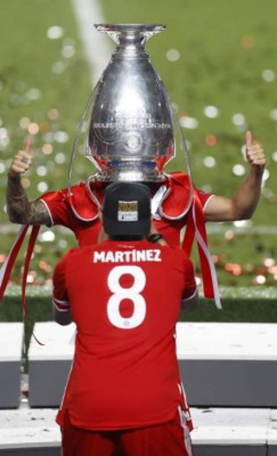 Javi Martínez le tomó la fotografía a Lucas Hernández tapándose la cara con la Copa.
